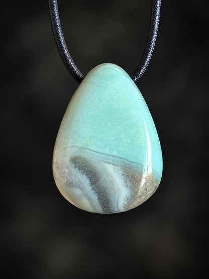 Amazonit mit Rauchquarz, Anhänger, 28 x 22 x 11 mm, gebohrt, an verstellbarem Lederband, Norwegen