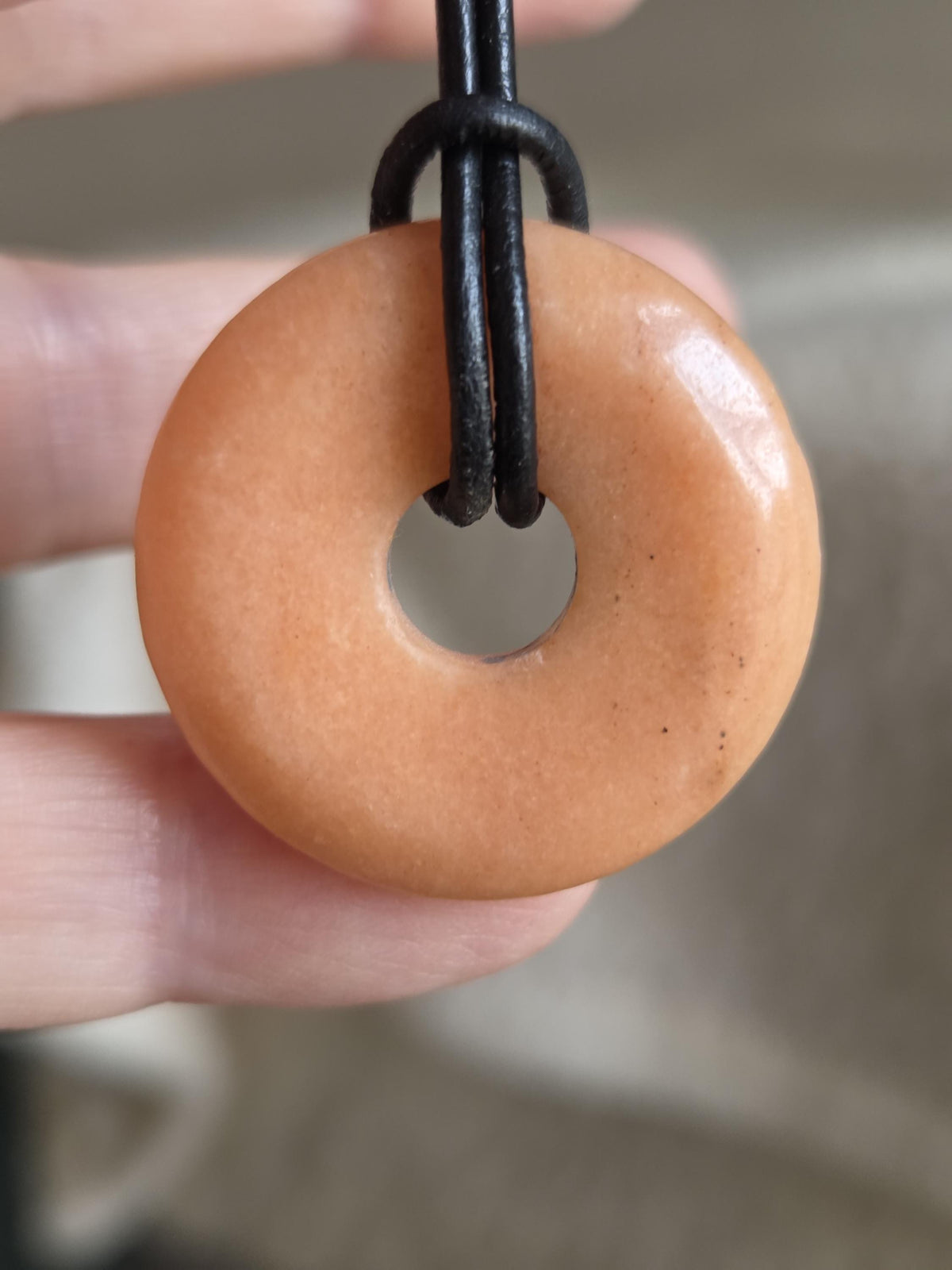 Pfirsich Aventurin Quarz orange Donut Anhänger, 30 x 6 mm, gebohrt, am Lederband, Pi-Stein, Sakralchakra Solarplexus, Meditation