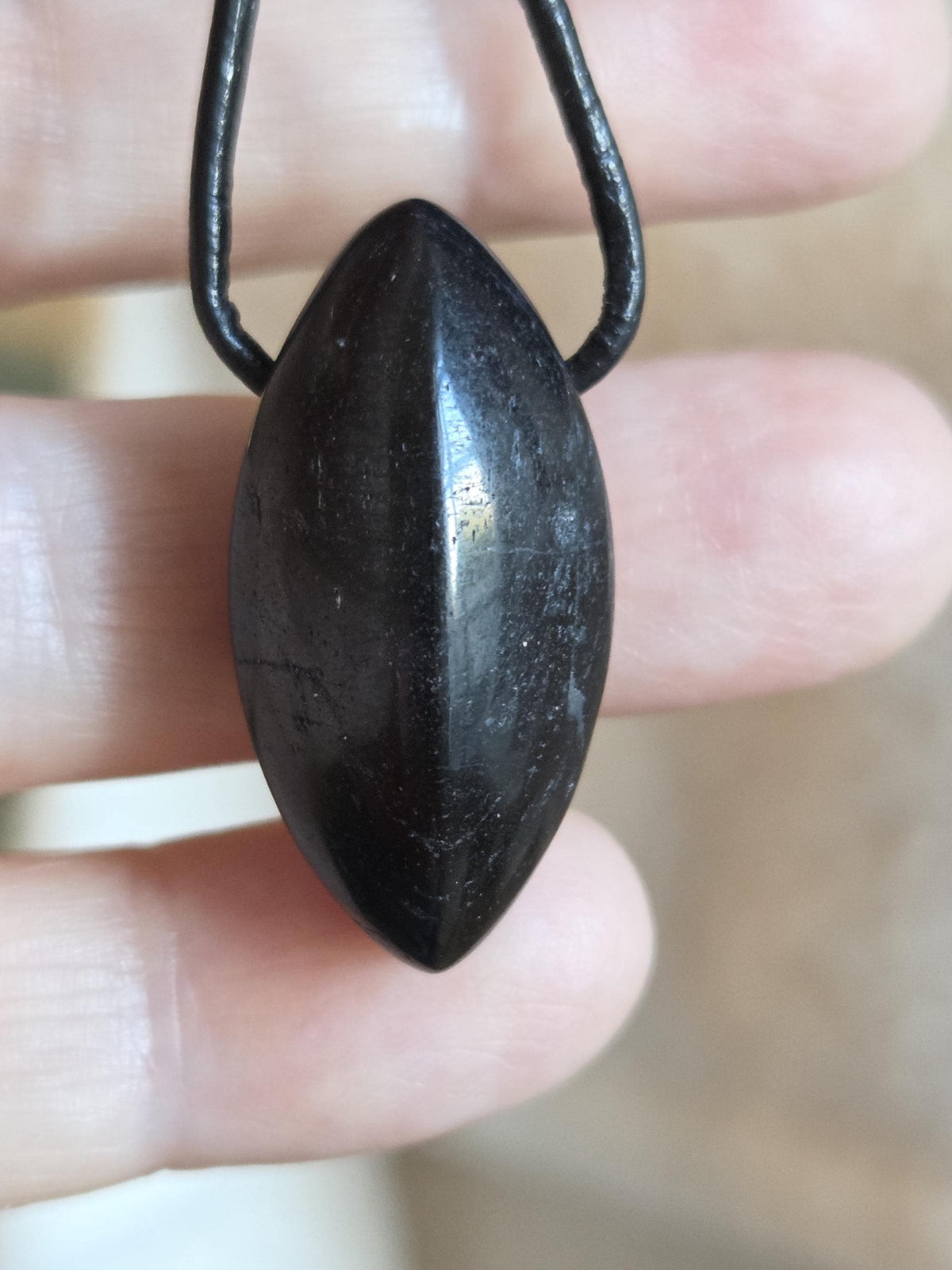 Magischer Schutzstein schwarzer Turmalin Schörl Anhänger Navette förmig, 31 x 15 x 12 mm, an verstellbarem Lederband