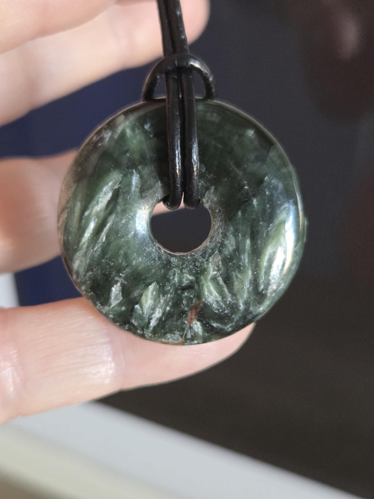Bezaubernder Seraphinit, Donut, Seraphinite, Serafinit, Stein der Engel, Engelsstein, Anhänger, 33 x 8 mm, an verstellbarem Lederband