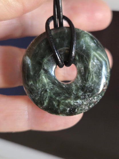 Bezaubernder Seraphinit, Donut, Seraphinite, Serafinit, Stein der Engel, Engelsstein, Anhänger, 33 x 8 mm, an verstellbarem Lederband
