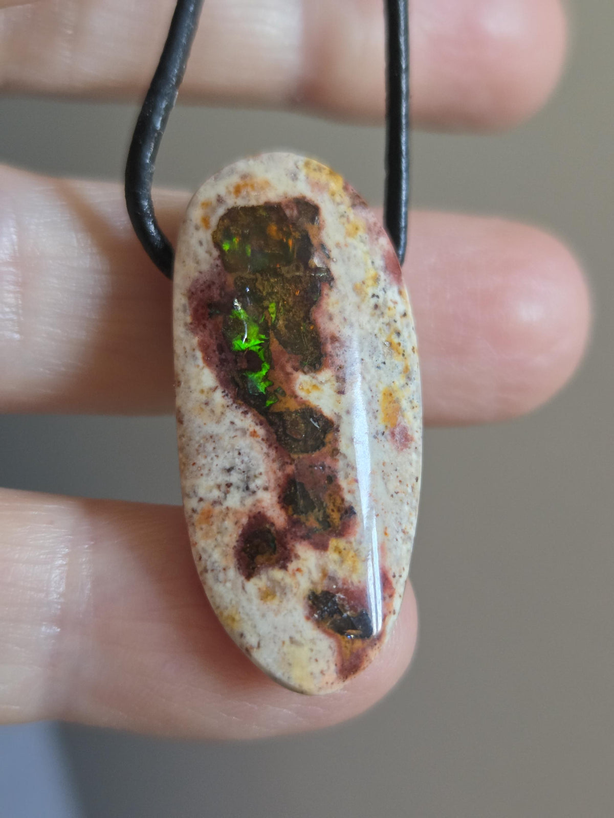 Multicolor mexikanischer Feueropal Anhänger, 33 x 18 x 9 mm, gebohrt, an verstellbarem Lederband