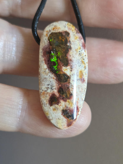 Multicolor mexikanischer Feueropal Anhänger, 33 x 18 x 9 mm, gebohrt, an verstellbarem Lederband