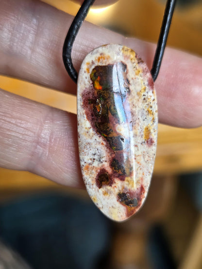 Multicolor mexikanischer Feueropal Anhänger, 33 x 18 x 9 mm, gebohrt, an verstellbarem Lederband