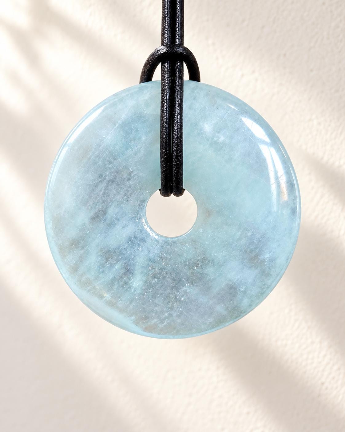 Aquamarin Anhänger Donut groß an verstellbarem Lederband, 42 x 8 mm