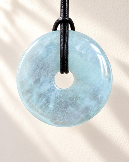 Aquamarin Anhänger Donut groß an verstellbarem Lederband, 42 x 8 mm