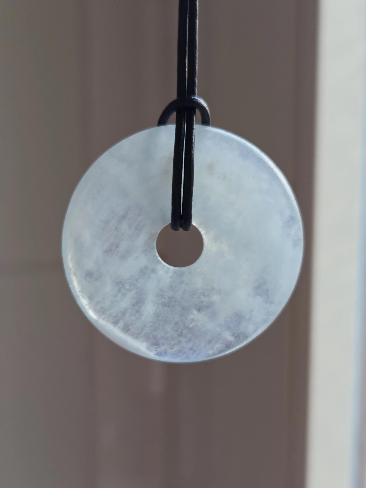 Aquamarin Anhänger Donut groß an verstellbarem Lederband, 42 x 8 mm