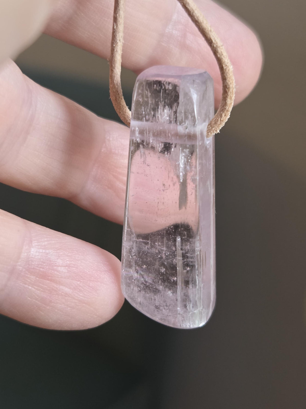 Kunzit Kristall Stäbchen Anhänger, 39 x 14 x 11 mm, gebohrt, an verstellbarem Lederband, Herzchakra, Selbstliebe, Freundschaft