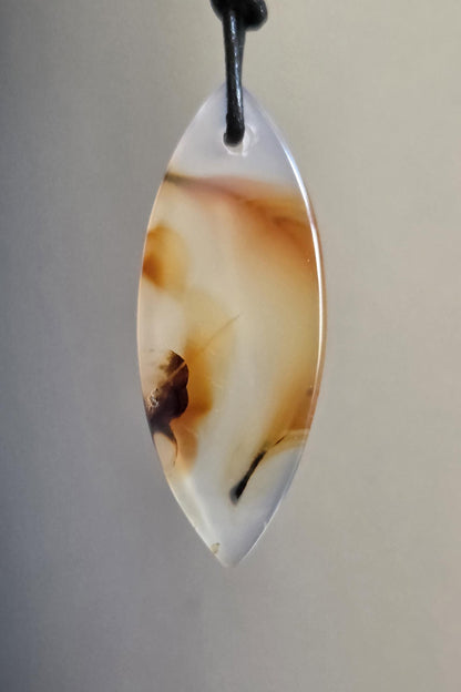 Montana Achat, Anhänger Navette, 47 x 19 x 5 mm, gebohrt, an verstellbarem Lederband