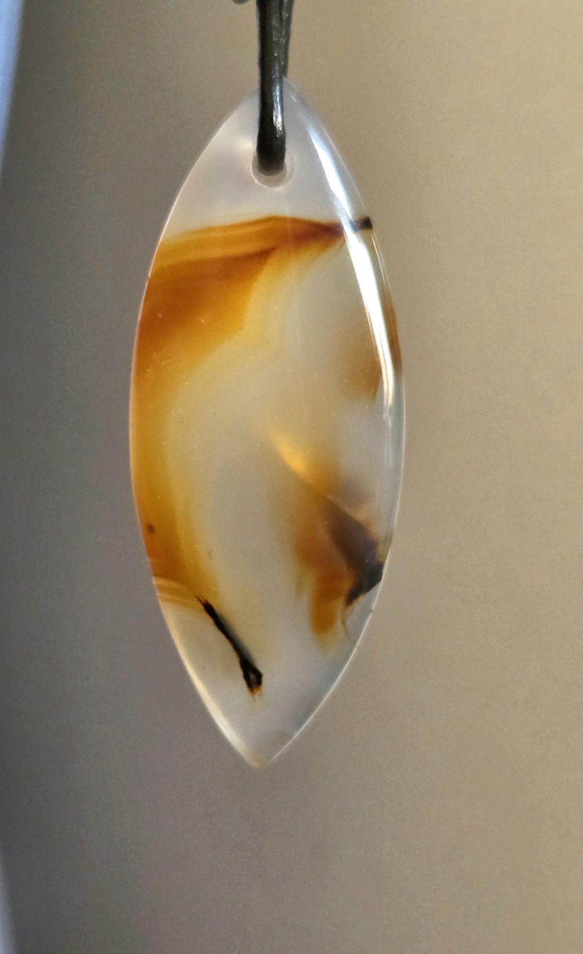Montana Achat, Anhänger Navette, 47 x 19 x 5 mm, gebohrt, an verstellbarem Lederband