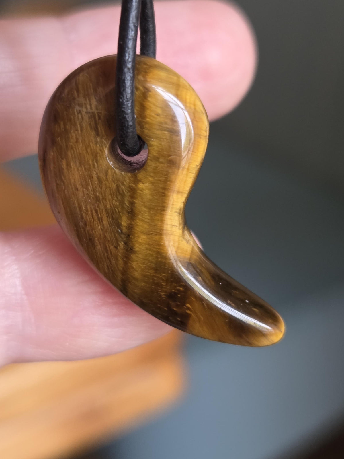 Tigerauge Anhänger, Yin Yang förmig, 33 x 17 x 9 mm, gebohrt, an verstellbarem Lederband