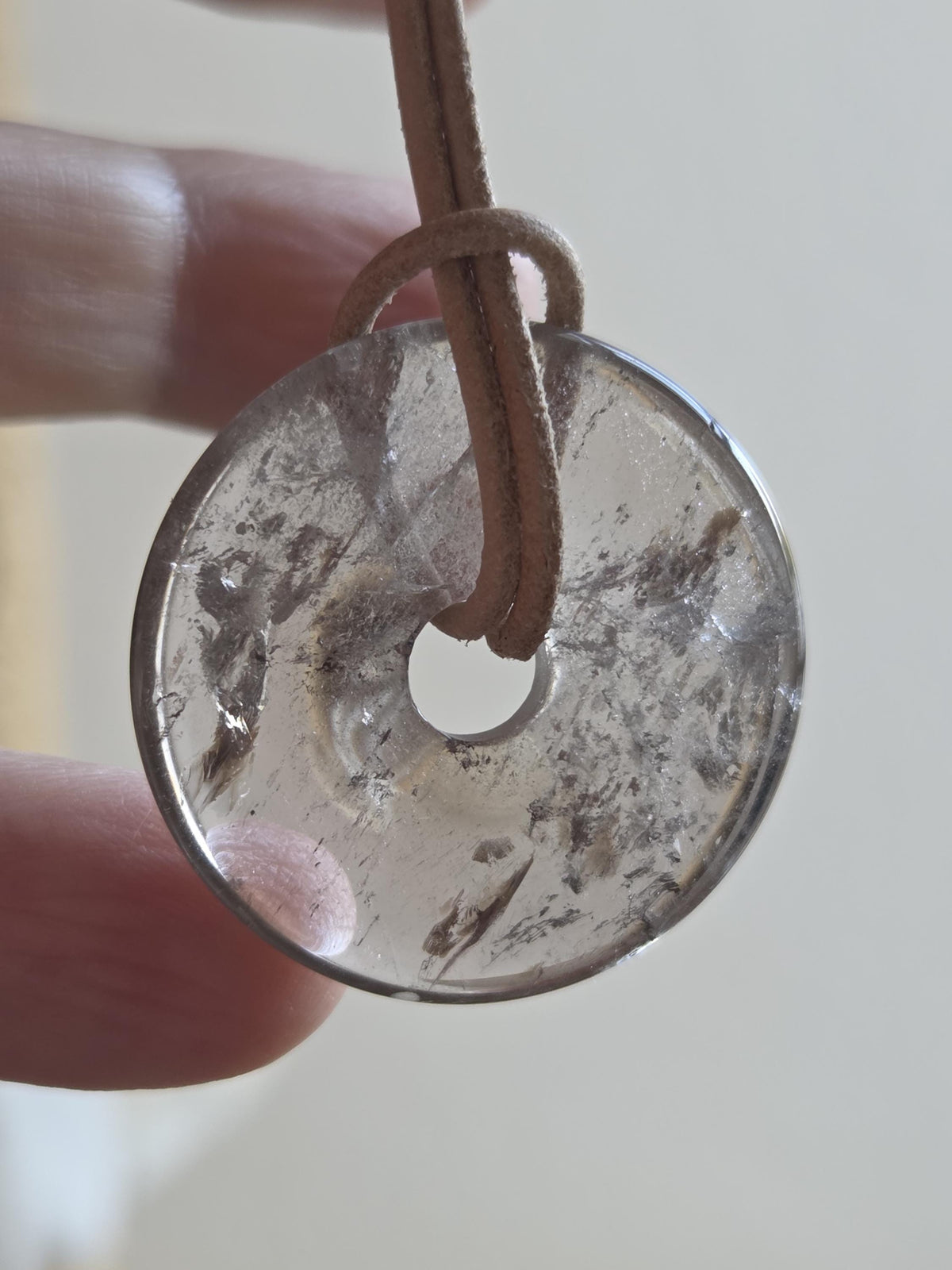 Rauchquarz Kristall Donut Anhänger mit zauberhaftem Innenleben Silber Glimmer, 30 x 6 mm, an verstellbarem Lederband Wurzelchakra Meditation
