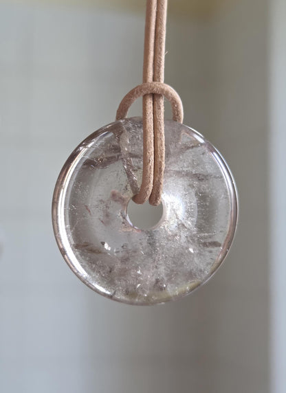 Rauchquarz Kristall Donut Anhänger mit zauberhaftem Innenleben Silber Glimmer, 30 x 6 mm, an verstellbarem Lederband Wurzelchakra Meditation