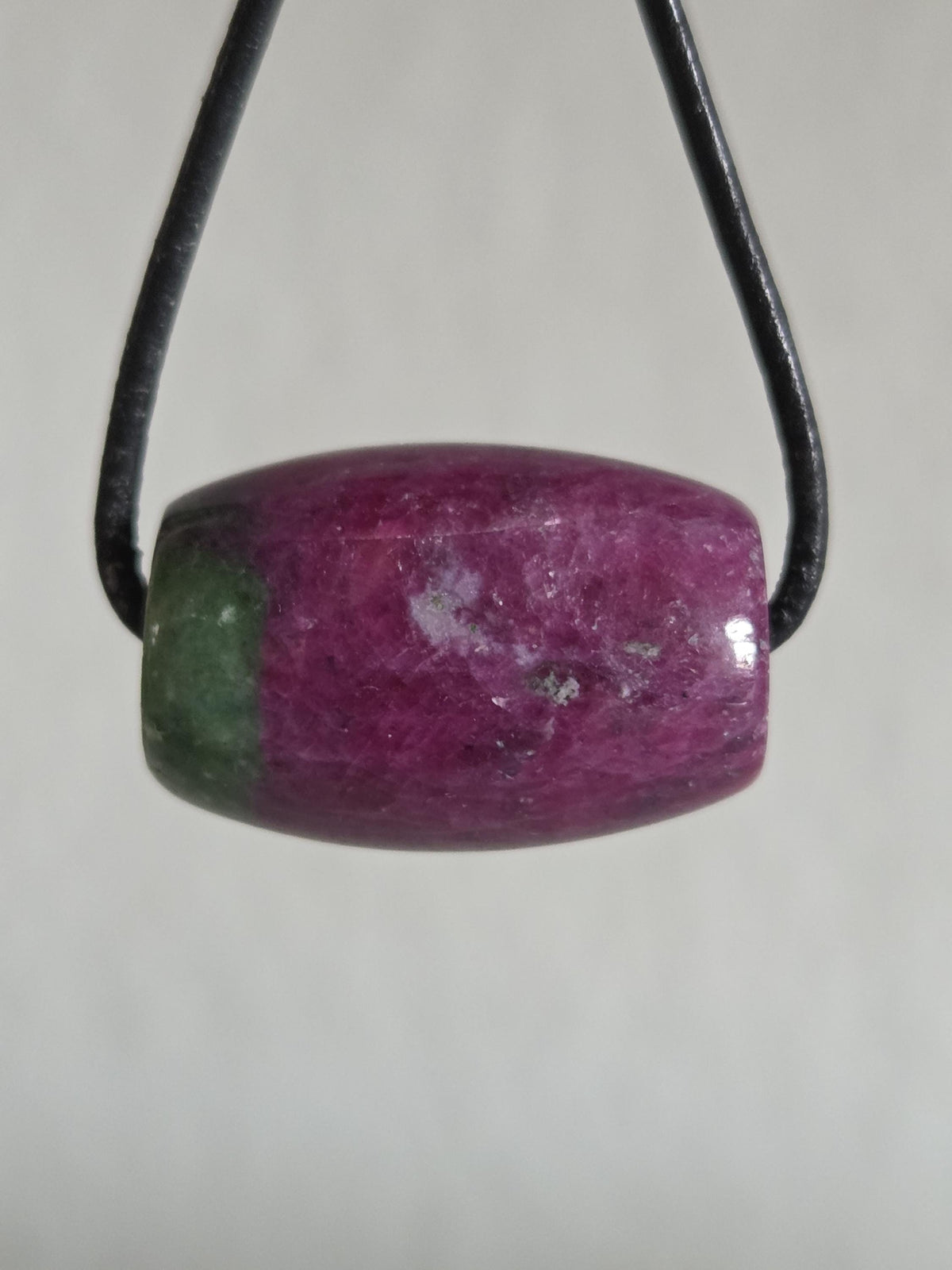 Rubin mit Zoisit, Anyolith Tönnchen Anhänger, 17 x 24 mm, gebohrt, an verstellbarem Lederband