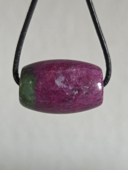 Rubin mit Zoisit, Anyolith Tönnchen Anhänger, 17 x 24 mm, gebohrt, an verstellbarem Lederband