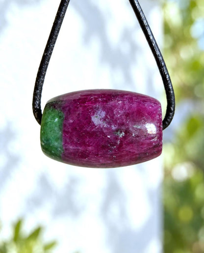 Rubin mit Zoisit, Anyolith Tönnchen Anhänger, 17 x 24 mm, gebohrt, an verstellbarem Lederband