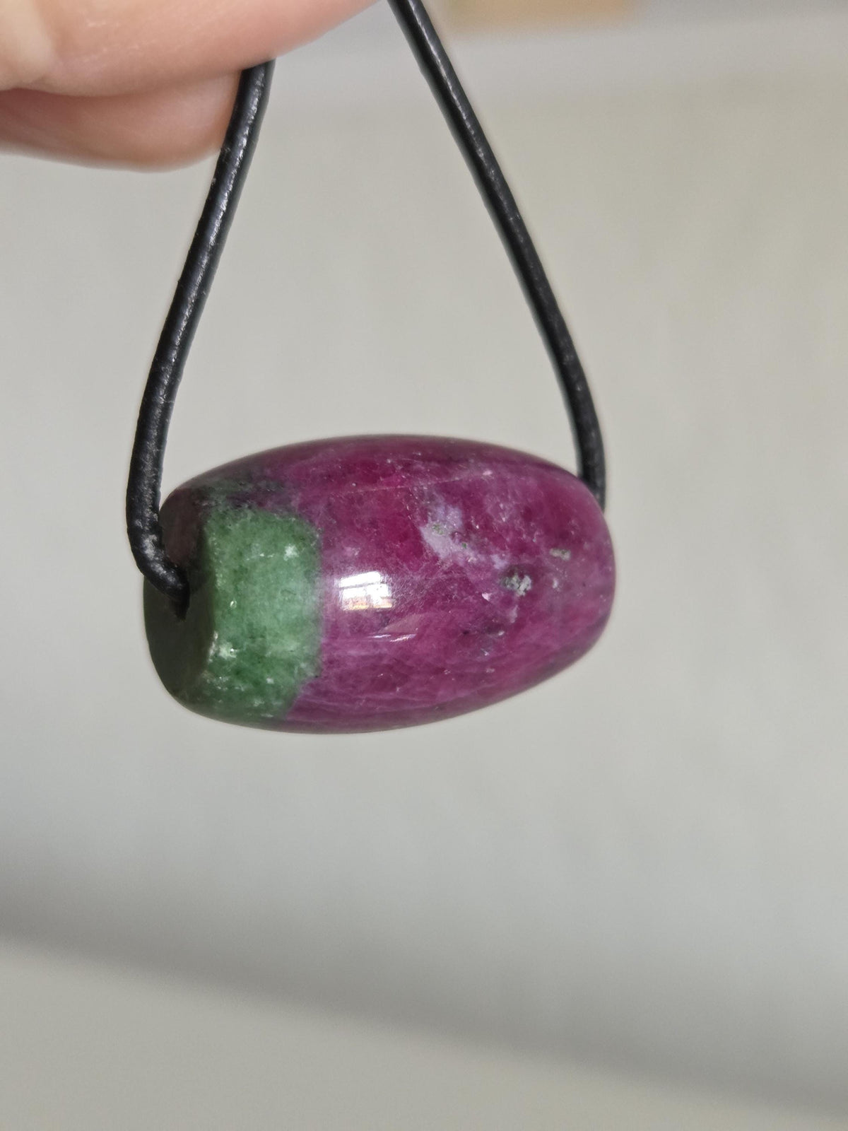 Rubin mit Zoisit, Anyolith Tönnchen Anhänger, 17 x 24 mm, gebohrt, an verstellbarem Lederband