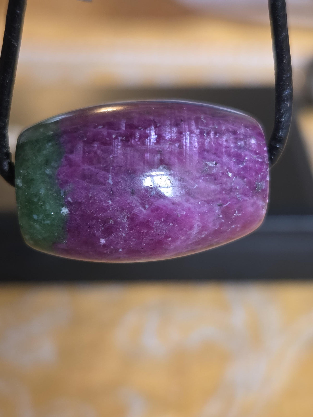Rubin mit Zoisit, Anyolith Tönnchen Anhänger, 17 x 24 mm, gebohrt, an verstellbarem Lederband