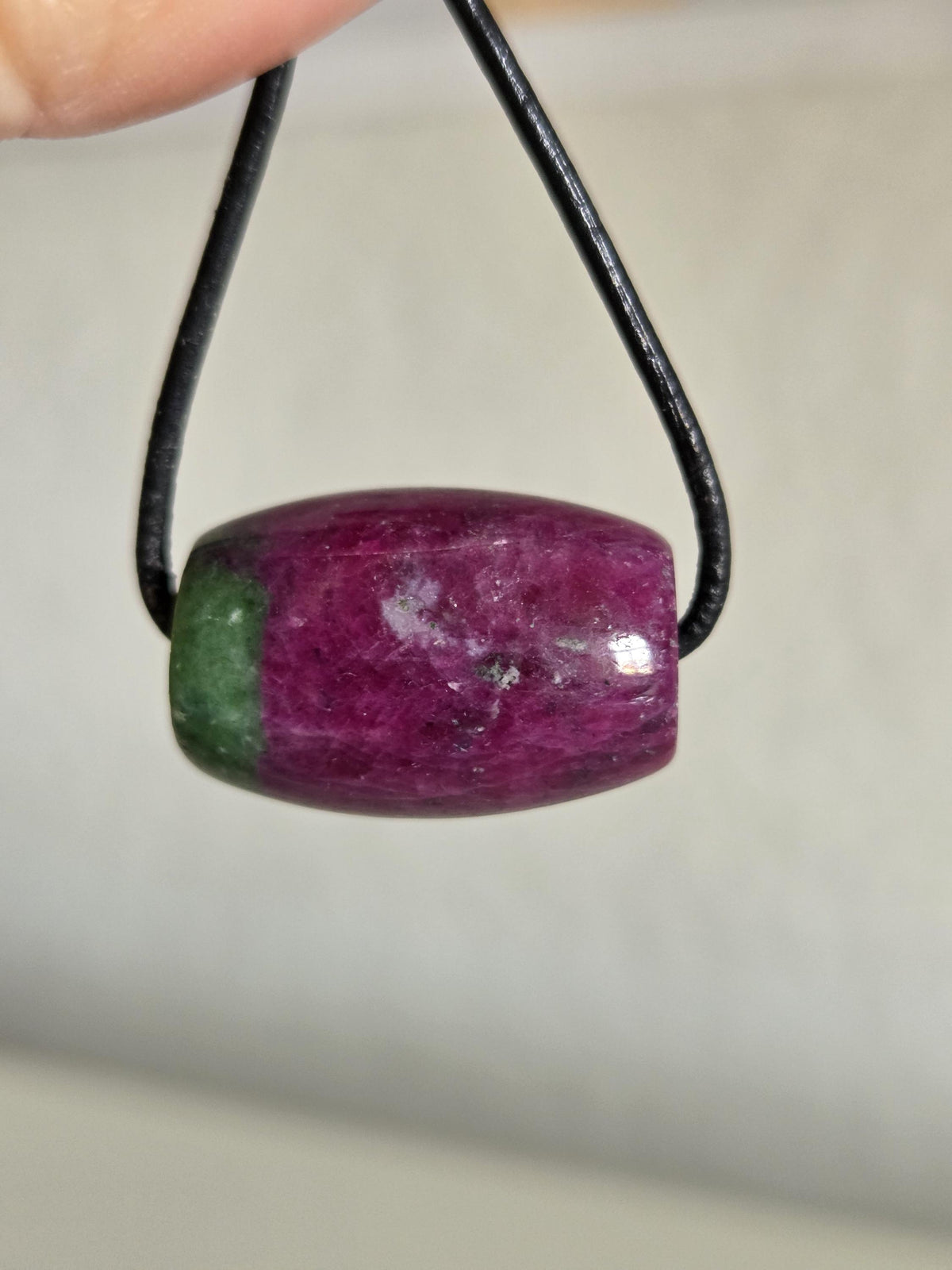 Rubin mit Zoisit, Anyolith Tönnchen Anhänger, 17 x 24 mm, gebohrt, an verstellbarem Lederband