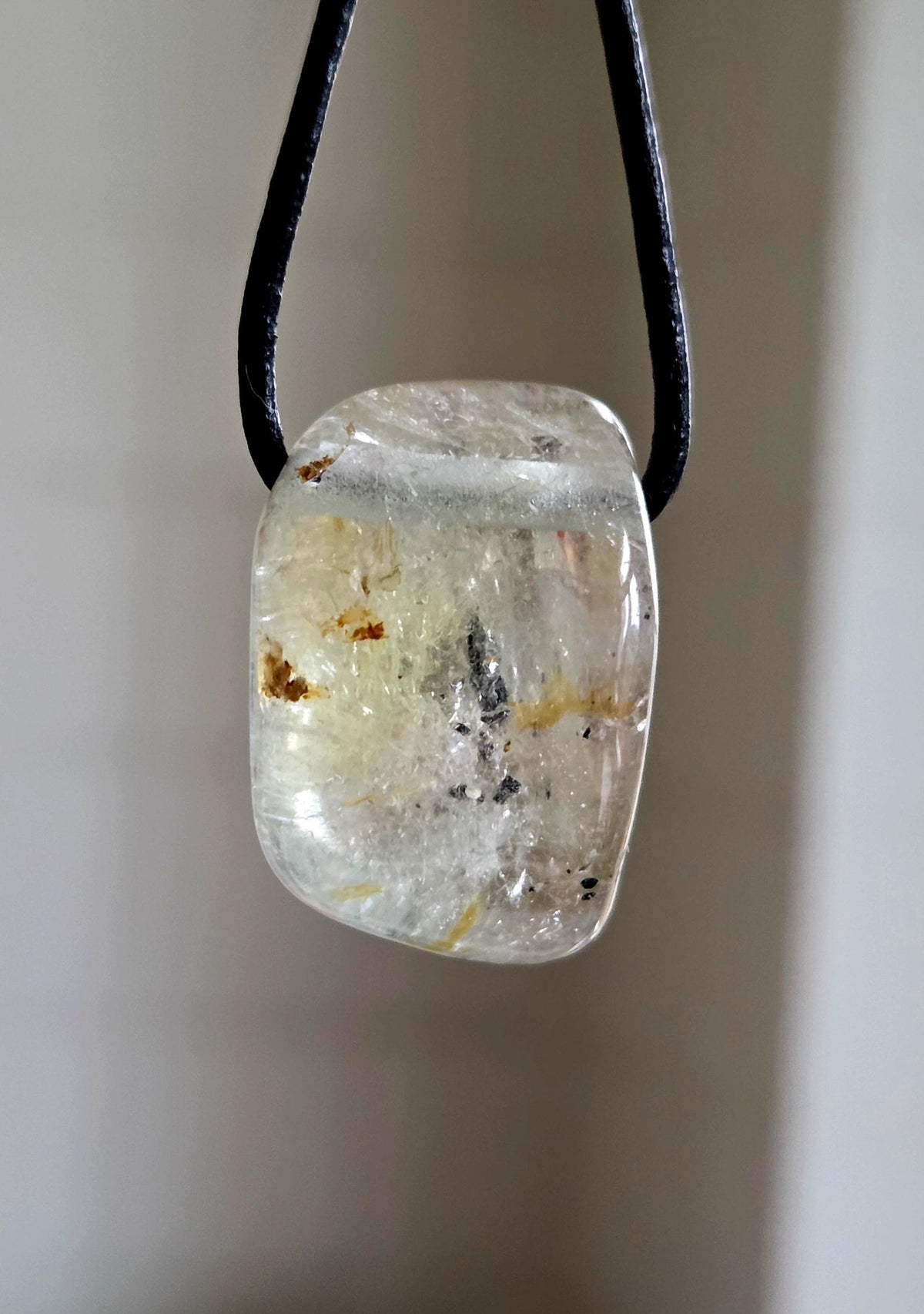 Topas weiß Anhänger, 27 x 18 x 17 mm, gebohrt, an verstellbarem Lederband, Kronenchakra Sahasrara-Chakra Meditation, Weisheit