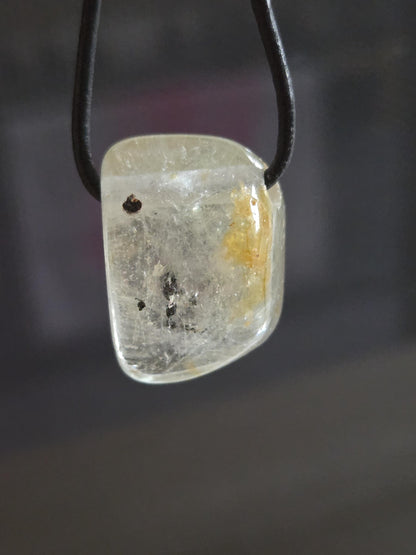 Topas weiß Anhänger, 27 x 18 x 17 mm, gebohrt, an verstellbarem Lederband, Kronenchakra Sahasrara-Chakra Meditation, Weisheit