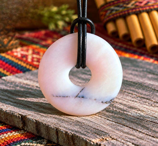 Andenopal pink rosa Donut Peru Anhänger, 38 x 8 mm, gebohrt, an verstellbarem Lederband, Herzchakra Anahata, Meditation Selbstliebe