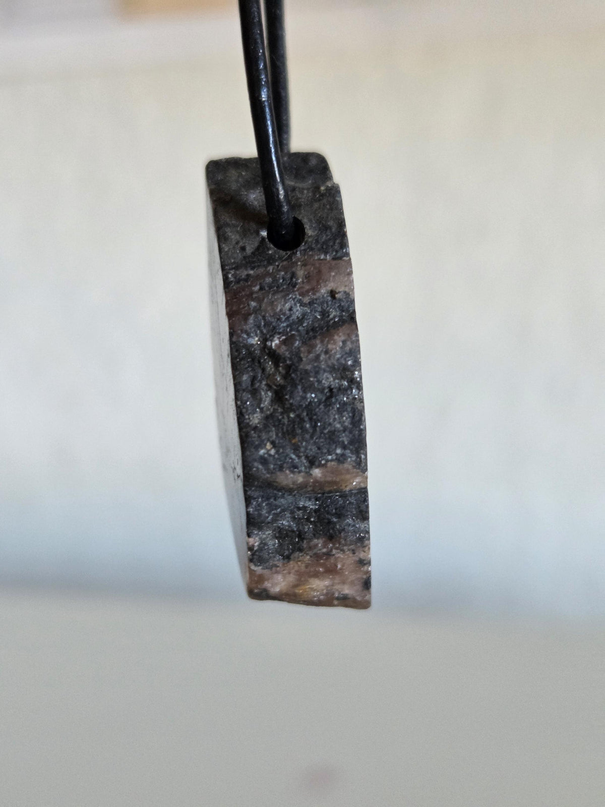 Kreuzstein Kreuz Stein Chiastolith Anhänger, 36 x 22 x 10 mm, gebohrt, an verstellbarem Lederband
