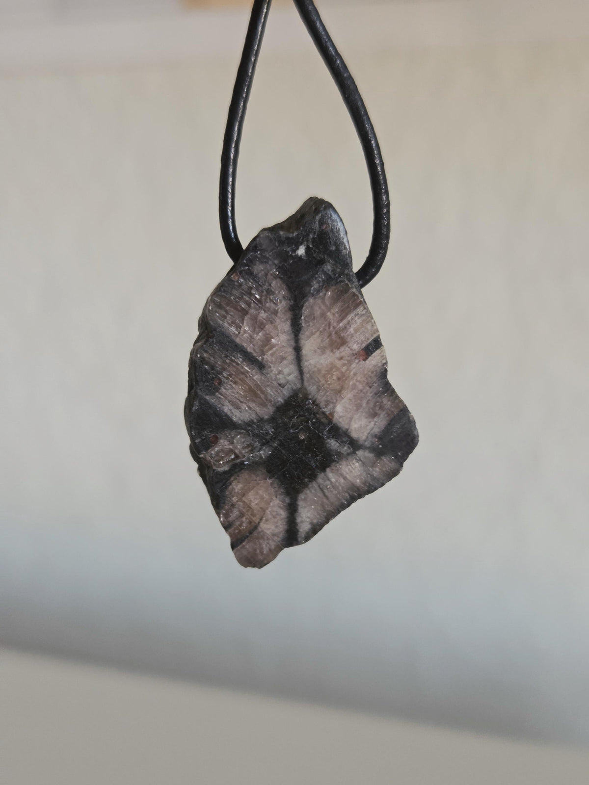 Kreuzstein Kreuz Stein Chiastolith Anhänger, 36 x 22 x 10 mm, gebohrt, an verstellbarem Lederband