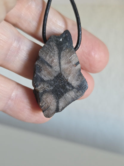 Kreuzstein Kreuz Stein Chiastolith Anhänger, 36 x 22 x 10 mm, gebohrt, an verstellbarem Lederband