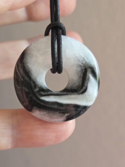 Fossilkalk Fossilienkalkstein in Quarz Donut, 30 x 7 mm, an verstellbarem Lederband, fossiler Schmuck