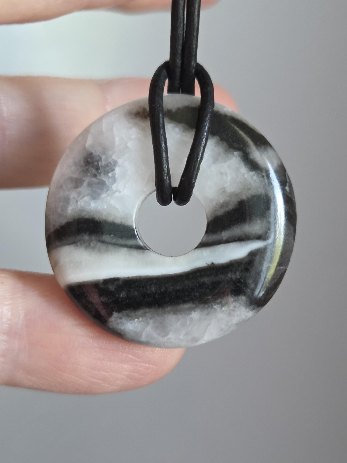 Fossilkalk Fossilienkalkstein in Quarz Donut, 30 x 7 mm, an verstellbarem Lederband, fossiler Schmuck