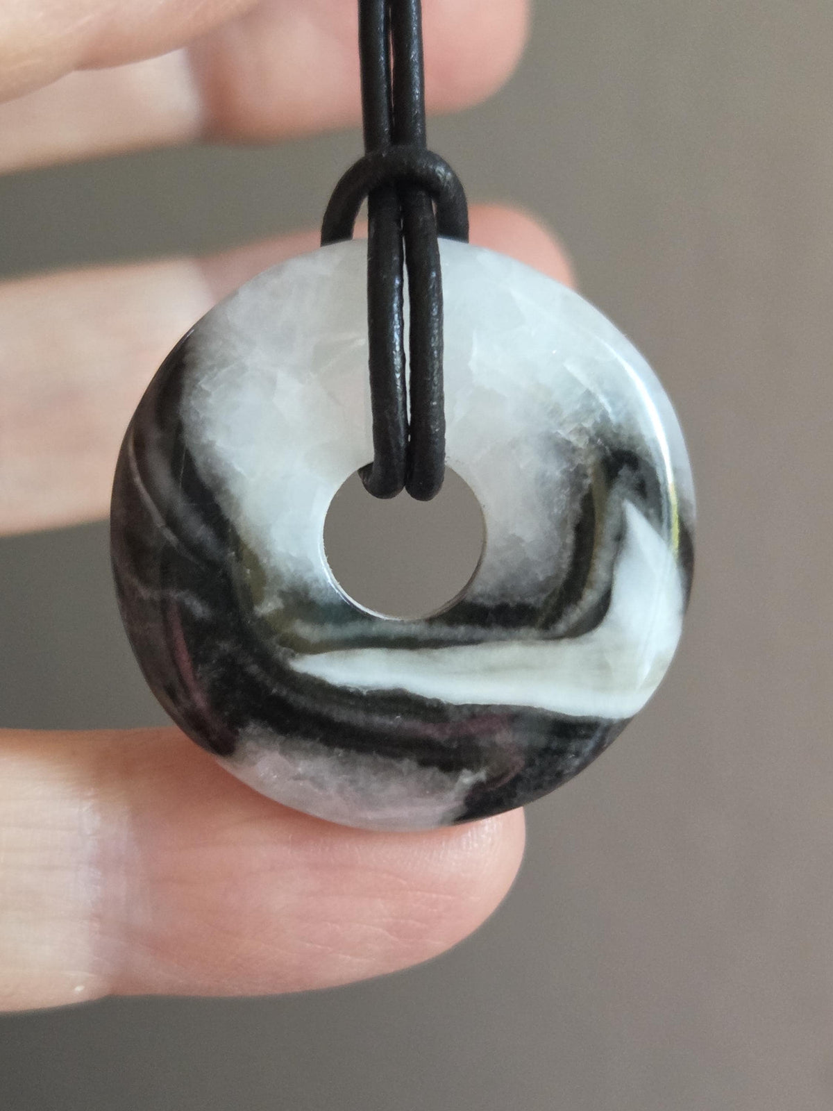 Fossilkalk Fossilienkalkstein in Quarz Donut, 30 x 7 mm, an verstellbarem Lederband, fossiler Schmuck