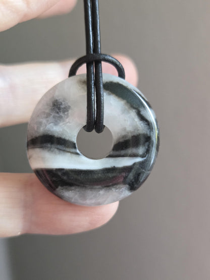 Fossilkalk Fossilienkalkstein in Quarz Donut, 30 x 7 mm, an verstellbarem Lederband, fossiler Schmuck