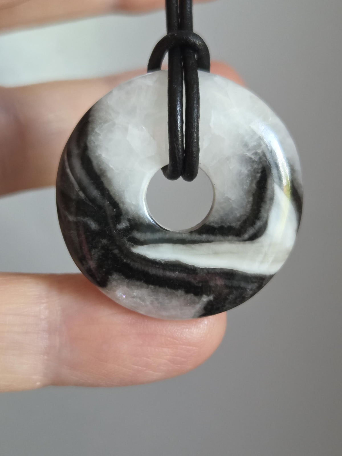 Fossilkalk Fossilienkalkstein in Quarz Donut, 30 x 7 mm, an verstellbarem Lederband, fossiler Schmuck