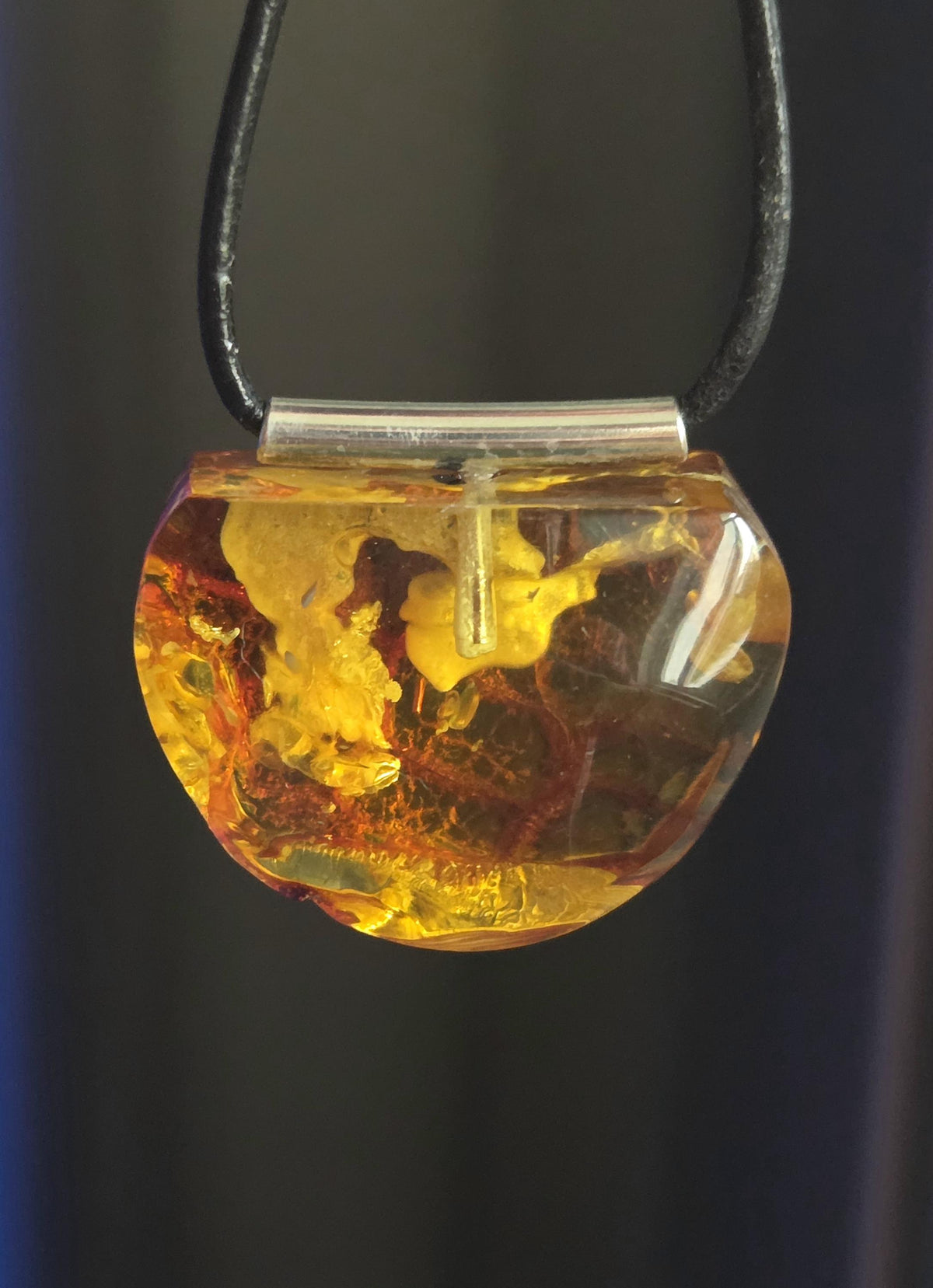 Baltischer Bernstein Anhänger, mit Einschlüssen von Blüten Bernstein Amulett, 27 x 33 x 14 mm, 925er Silberöse, an verstellbarem Lederband