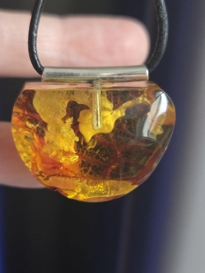 Baltischer Bernstein Anhänger, mit Einschlüssen von Blüten Bernstein Amulett, 27 x 33 x 14 mm, 925er Silberöse, an verstellbarem Lederband
