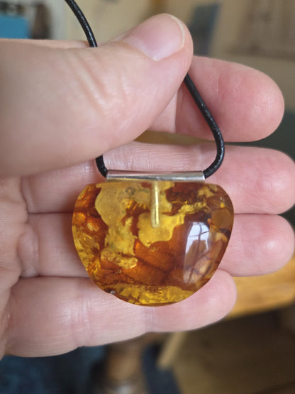 Baltischer Bernstein Anhänger, mit Einschlüssen von Blüten Bernstein Amulett, 27 x 33 x 14 mm, 925er Silberöse, an verstellbarem Lederband