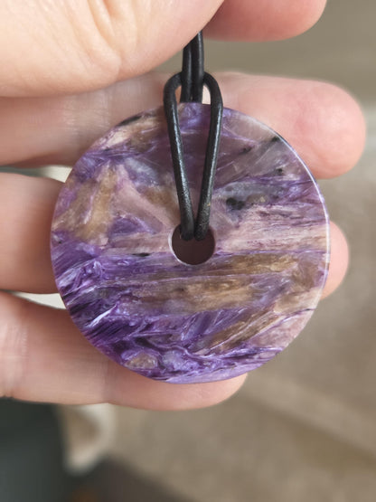 Charoit Donut Anhänger, Charoite 1A Qualität, Anhänger, 40 x 8 mm, an verstellbarem Lederband, Stirnchakra Kronenchakra, Pi-Stein