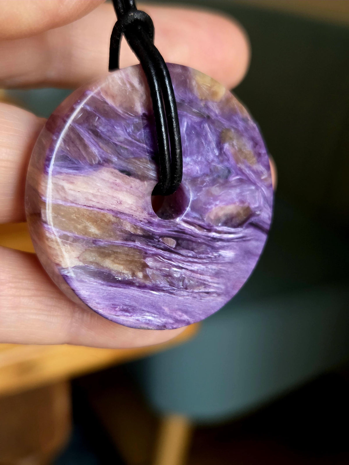 Charoit Donut Anhänger, Charoite 1A Qualität, Anhänger, 40 x 8 mm, an verstellbarem Lederband, Stirnchakra Kronenchakra, Pi-Stein