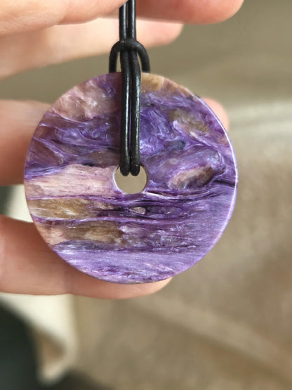 Charoit Donut Anhänger, Charoite 1A Qualität, Anhänger, 40 x 8 mm, an verstellbarem Lederband, Stirnchakra Kronenchakra, Pi-Stein