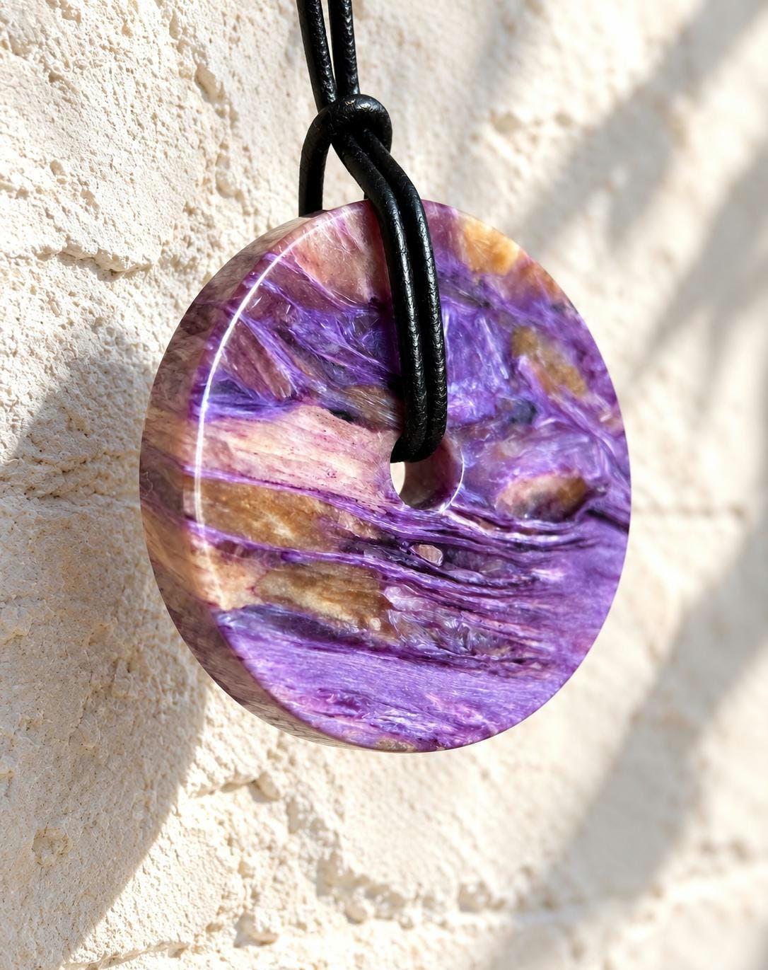 Charoit Donut Anhänger, Charoite 1A Qualität, Anhänger, 40 x 8 mm, an verstellbarem Lederband, Stirnchakra Kronenchakra, Pi-Stein