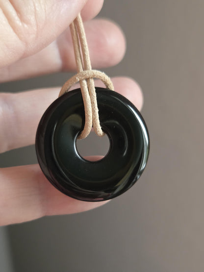 Obsidian Donut 30 x 6 mm Durchmesser, an verstellbarem Lederband, Pi-Stein, Wurzelchakra Meditation