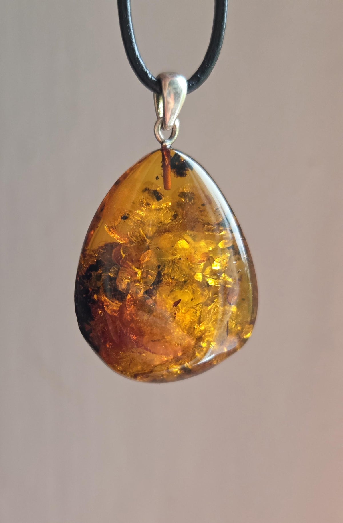 Baltischer Bernstein Anhänger, mit Einschlüssen von Blüten Bernstein Amulett, 42 x 26 x 12 mm, 925er Silberöse, an verstellbarem Lederband