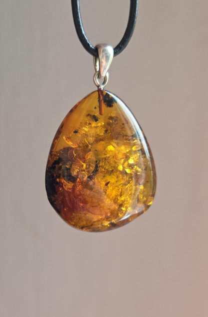 Baltischer Bernstein Anhänger, mit Einschlüssen von Blüten Bernstein Amulett, 42 x 26 x 12 mm, 925er Silberöse, an verstellbarem Lederband