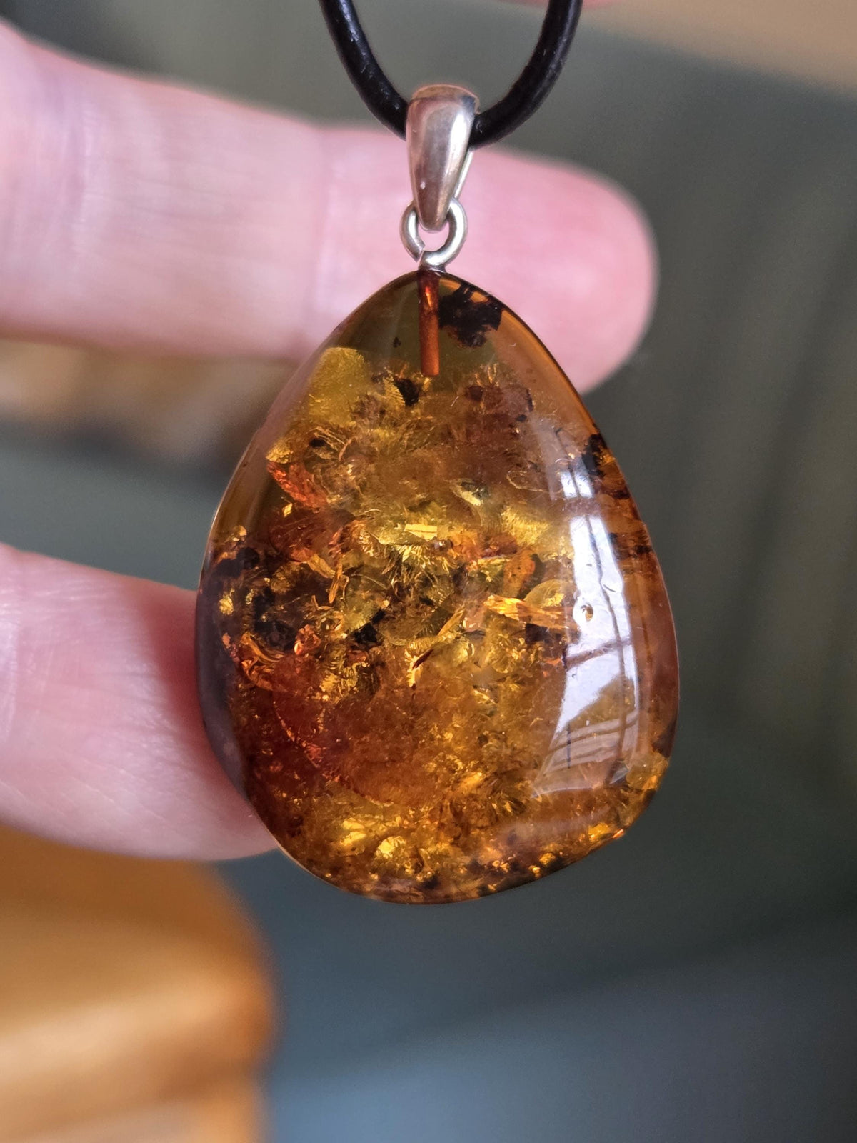 Baltischer Bernstein Anhänger, mit Einschlüssen von Blüten Bernstein Amulett, 42 x 26 x 12 mm, 925er Silberöse, an verstellbarem Lederband