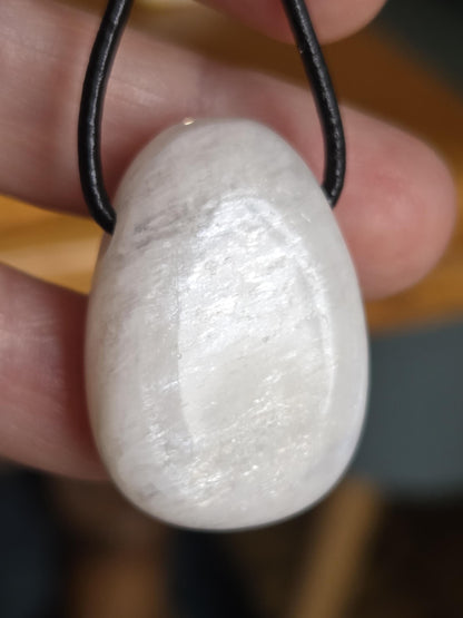 Echter Mondstein weiß Anhänger 31 x 23 x 11 mm, gebohrt, an verstellbarem Lederband