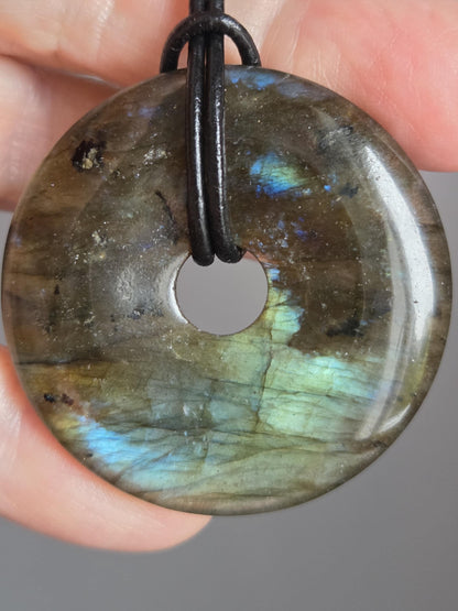 Labradorit blau grün gold Donut Anhänger groß, 40 x 7 mm, gebohrt, an verstellbarem Lederband, Herzchakra Selbstliebe Pi-Stein
