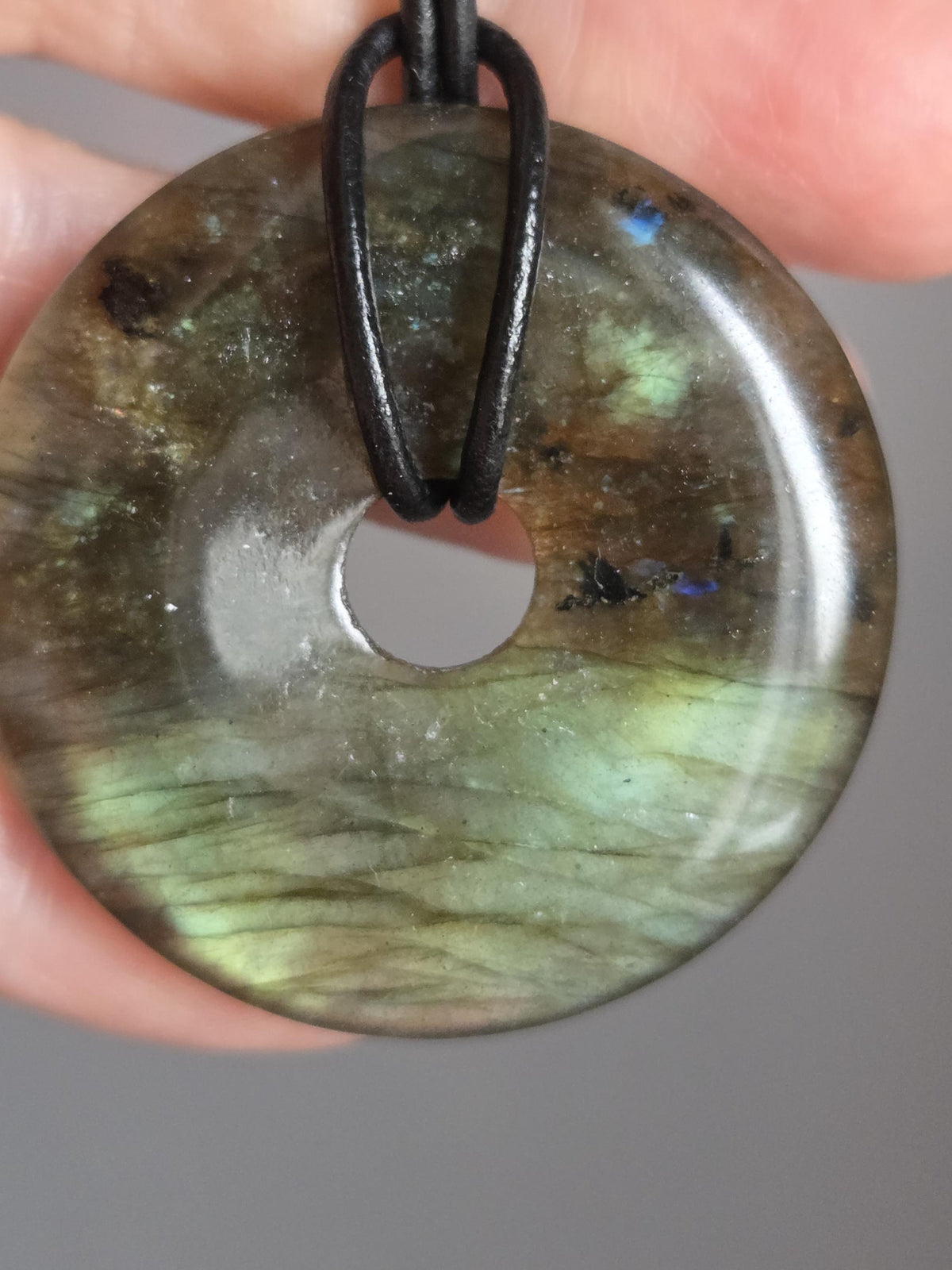 Labradorit blau grün gold Donut Anhänger groß, 40 x 7 mm, gebohrt, an verstellbarem Lederband, Herzchakra Selbstliebe Pi-Stein