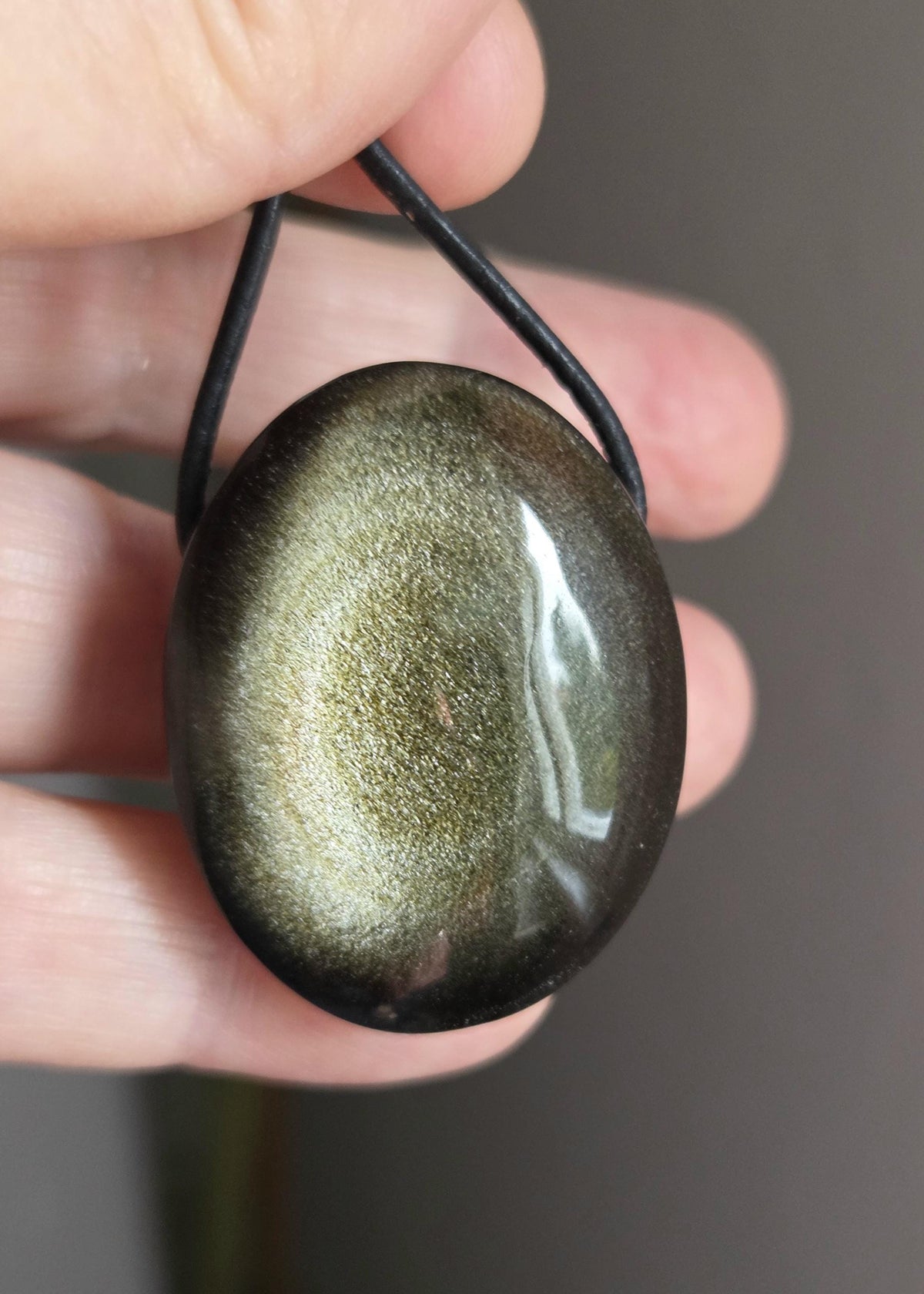 Beidseitiger Goldobsidian Golden Sheen Obsidian, Anhänger, 37 x 28 x 20 mm, gebohrt, an verstellbarem Lederband, Solarplexus