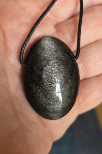 Beidseitiger Silberobsidian Silver Sheen Obsidian Anhänger, 38 x 27 x 14 mm, gebohrt, an verstellbarem Lederband, Drittes Auge und Wurzelcha